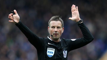 Mark Clattenburg durante un partido de la Premier