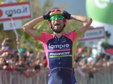 Ulissi celebra la victoria de etapa en el Giro de Italia