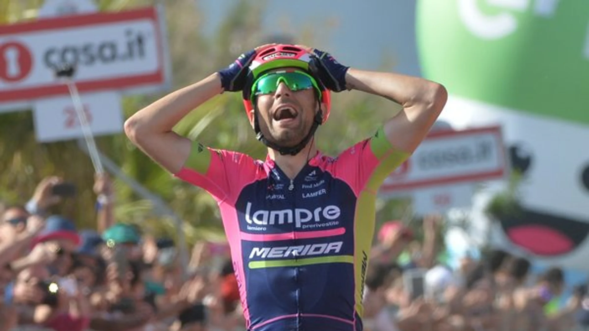 Ulissi celebra la victoria de etapa en el Giro de Italia Ulissi celebra la victoria de etapa en el Giro de Italia