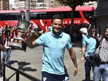 Carlos Gurpegui levantando el título conseguido por el Athletic Club Carlos Gurpegui levantando el título conseguido por el Athletic Club