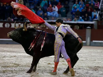 aco Ureña da un pase con la muleta a su segundo toro aco Ureña da un pase con la muleta a su segundo toro