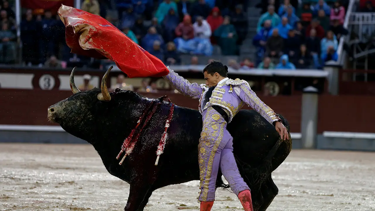 aco Ureña da un pase con la muleta a su segundo toro