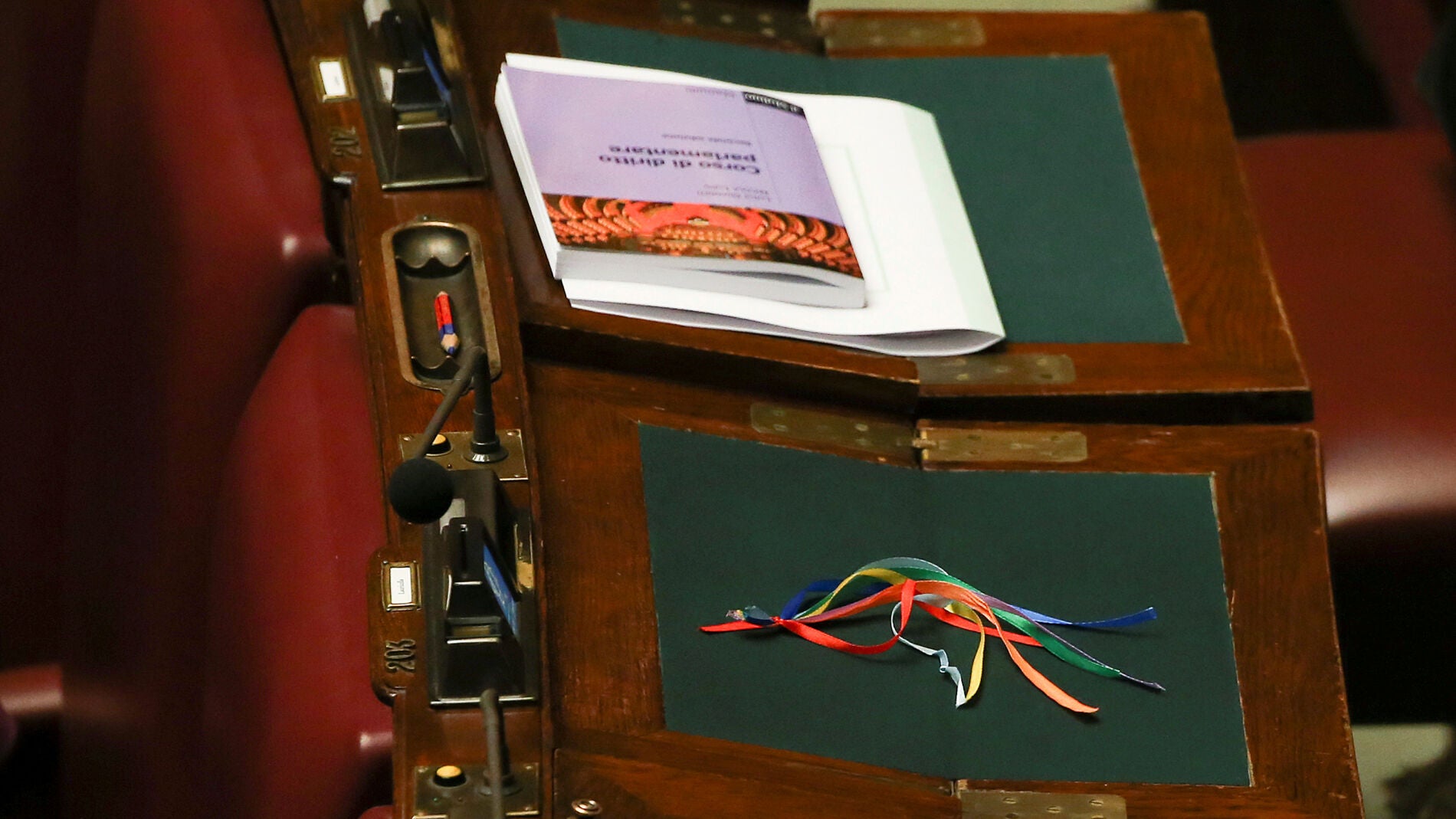 Cintas de colores sobre la mesa antes de la votaci&oacute;n