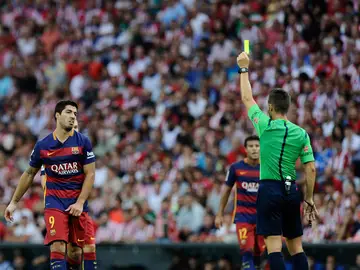 Carlos Del Cerro Grande arbitrando un partido al Barcelona Carlos Del Cerro Grande arbitrando un partido al Barcelona