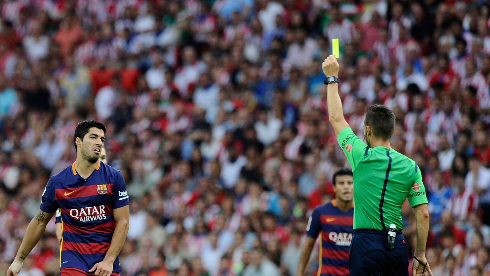 Carlos Del Cerro Grande arbitrando un partido al Barcelona