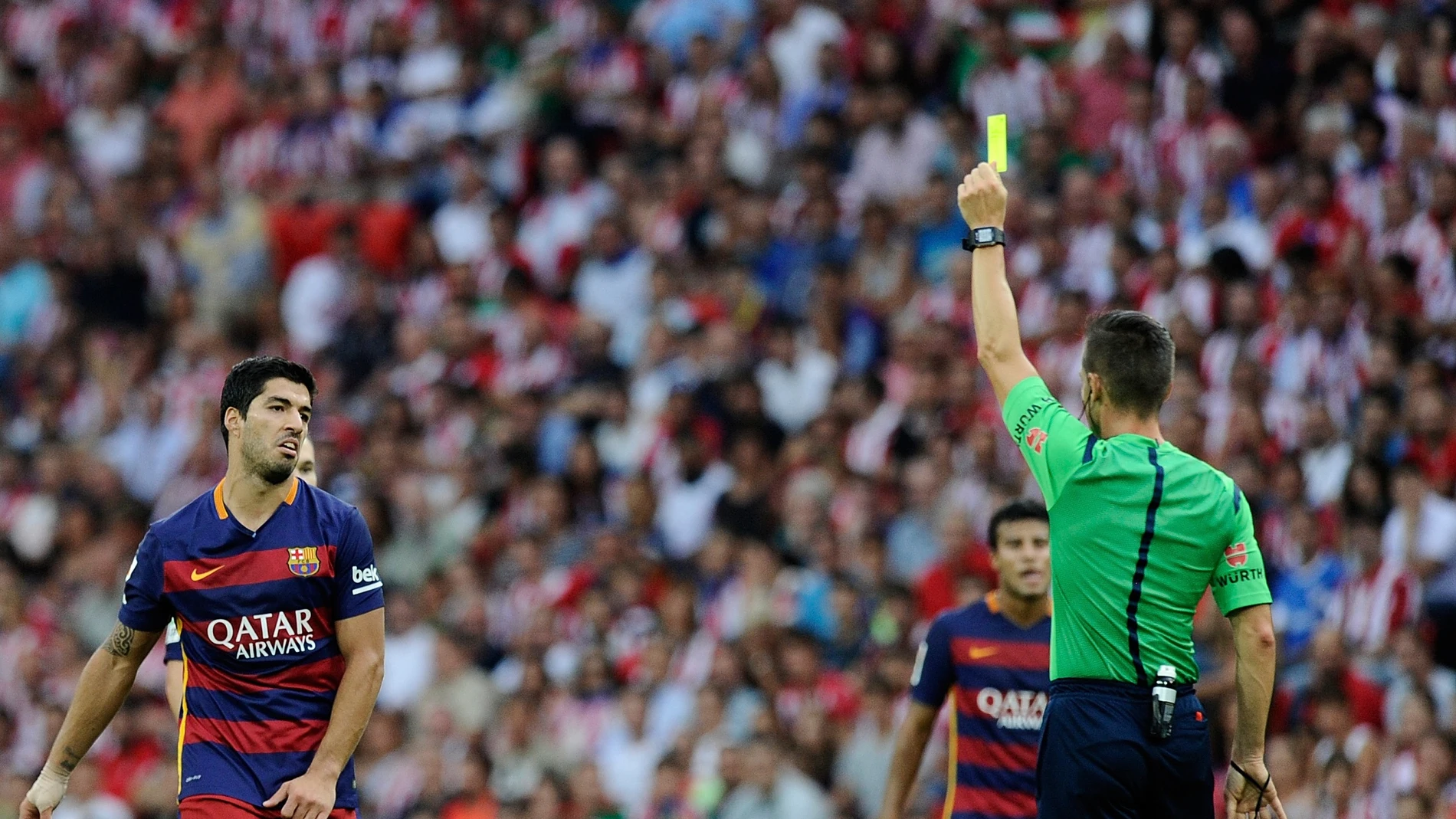 Carlos Del Cerro Grande arbitrando un partido al Barcelona Carlos Del Cerro Grande arbitrando un partido al Barcelona
