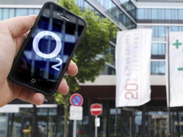 Un smartphone con el logotipo de O2 al lado de la sede de E-Plus en Dusseldorf, Alemania