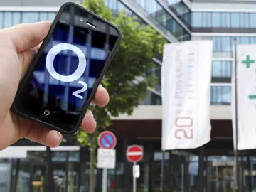 Un smartphone con el logotipo de O2 al lado de la sede de E-Plus en Dusseldorf, Alemania Un smartphone con el logotipo de O2 al lado de la sede de E-Plus en Dusseldorf, Alemania