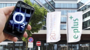 Un smartphone con el logotipo de O2 al lado de la sede de E-Plus en Dusseldorf, Alemania