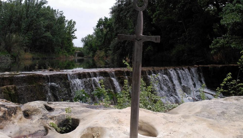 La espada clavada en la orilla del r&iacute;o Guadalope