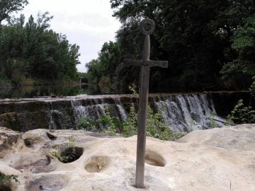 La espada clavada en la orilla del río Guadalope