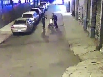 Frame 9.774882 de: EE.UU.: dos policías acusados de brutalidad al detener a un sospechoso