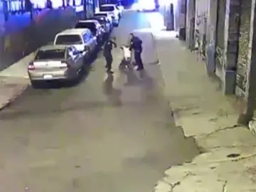 Frame 9.774882 de: EE.UU.: dos policías acusados de brutalidad al detener a un sospechoso Frame 9.774882 de: EE.UU.: dos policías acusados de brutalidad al detener a un sospechoso