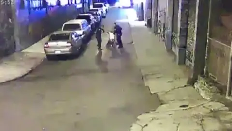 Frame 9.774882 de: EE.UU.: dos policías acusados de brutalidad al detener a un sospechoso Frame 9.774882 de: EE.UU.: dos policías acusados de brutalidad al detener a un sospechoso
