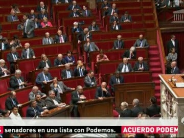 Frame 44.867558 de: El Gobierno galo aprueba la reforma laboral sin votación en el Parlamento