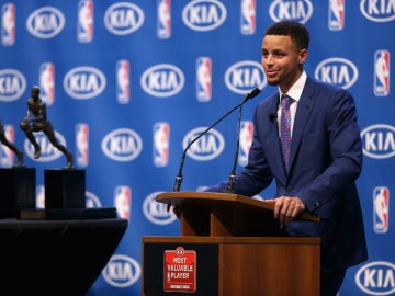 Stephen Curry, junto a sus dos trofeos de MVP de la NBA