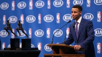 Stephen Curry, junto a sus dos trofeos de MVP de la NBA