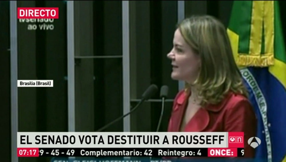 Frame 5.69109 de: El Senado brasileño pernocta y lleva más de 16 horas reunido para apartar a Rousseff de su cargo