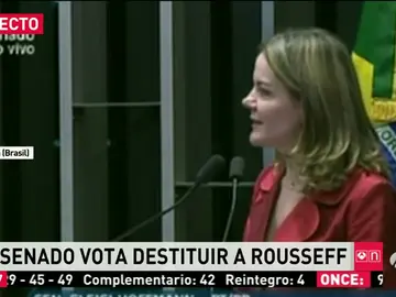 Frame 5.69109 de: El Senado brasileño pernocta y lleva más de 16 horas reunido para apartar a Rousseff de su cargo Frame 5.69109 de: El Senado brasileño pernocta y lleva más de 16 horas reunido para apartar a Rousseff de su cargo