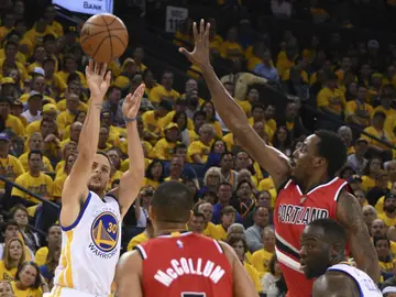 Stephen Curry lanza un triple ante la defensa de Portland Stephen Curry lanza un triple ante la defensa de Portland