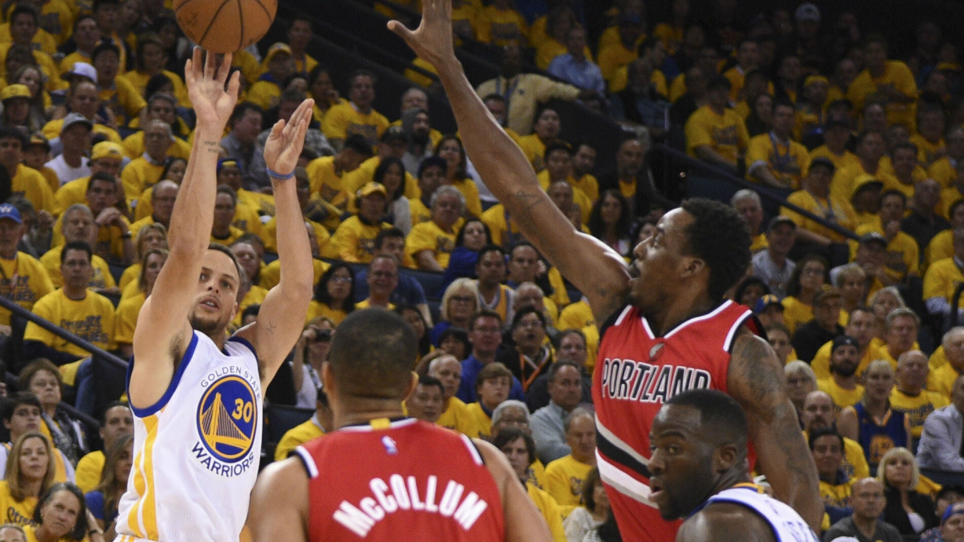Stephen Curry lanza un triple ante la defensa de Portland