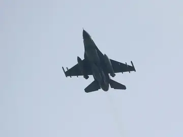 Un caza F16 Un caza F16