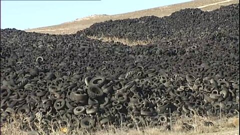 Frame 31.075628 de: Un cementerio de neum&aacute;ticos rodeado de problemas legales
