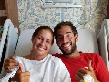 Los españoles Marta Miguel y David Hernández en el Hospital Gleneagles de Kota Kinabalu (Malasia), donde son atendidos tras ser rescatados después de pasar diez días en alta mar. 