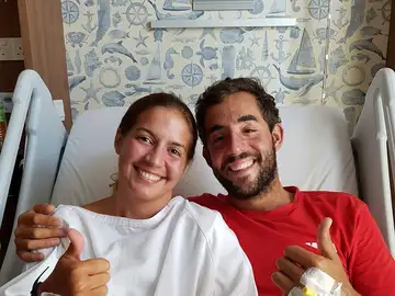 Los españoles Marta Miguel y David Hernández en el Hospital Gleneagles de Kota Kinabalu (Malasia), donde son atendidos tras ser rescatados después de pasar diez días en alta mar. Los españoles Marta Miguel y David Hernández en el Hospital Gleneagles de Kota Kinabalu (Malasia), donde son atendidos tras ser rescatados después de pasar diez días en alta mar.