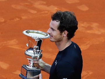 Murray muestra el trofeo a la afición