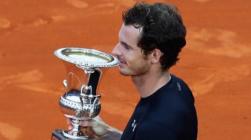 Murray muestra el trofeo a la afición