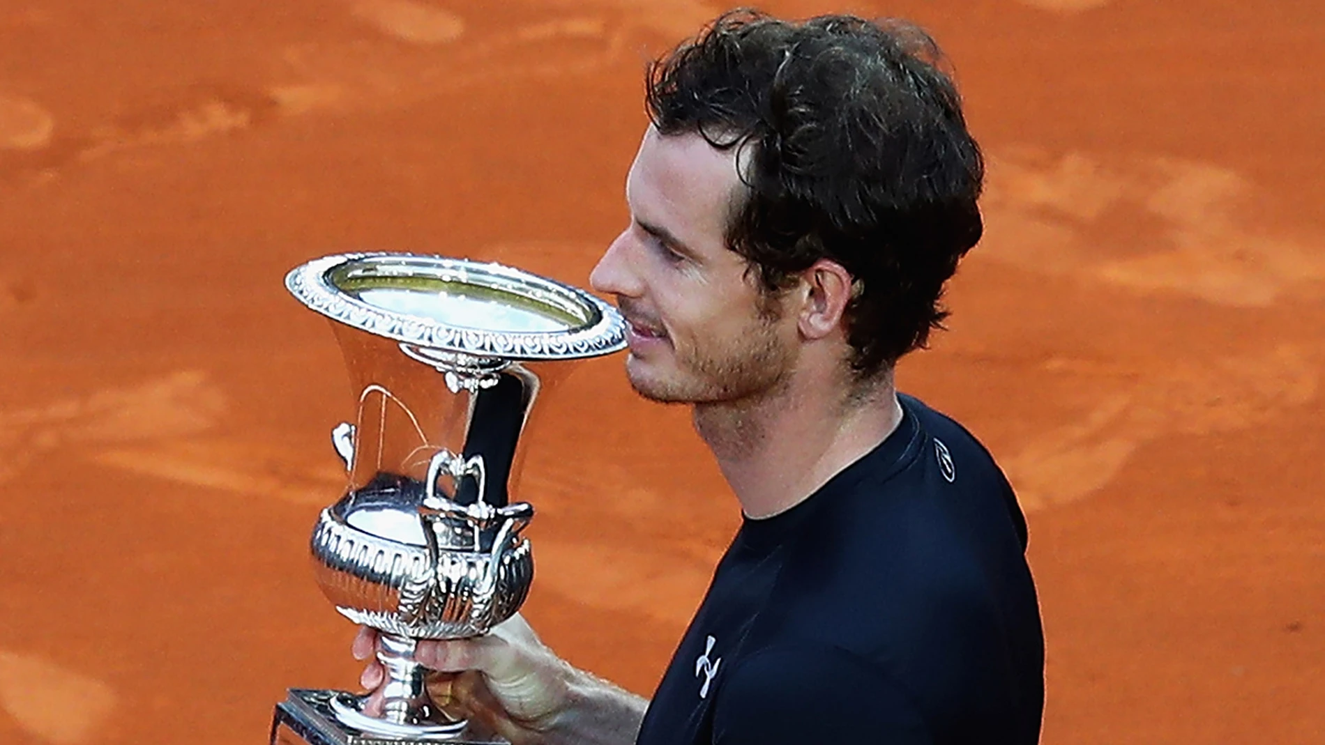 Murray muestra el trofeo a la afición Murray muestra el trofeo a la afición