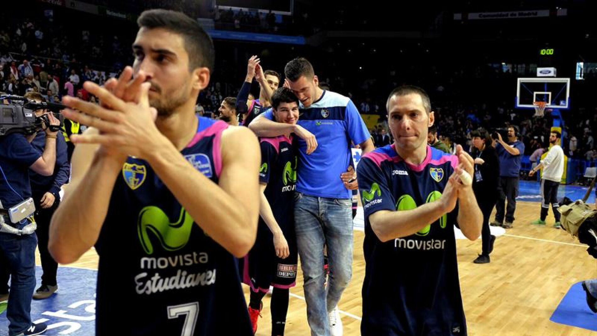 Los jugadores del Estudiantes celebran el triunfo