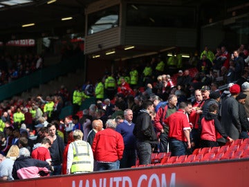 Los aficionados de Old Trafford desalojan el estadio