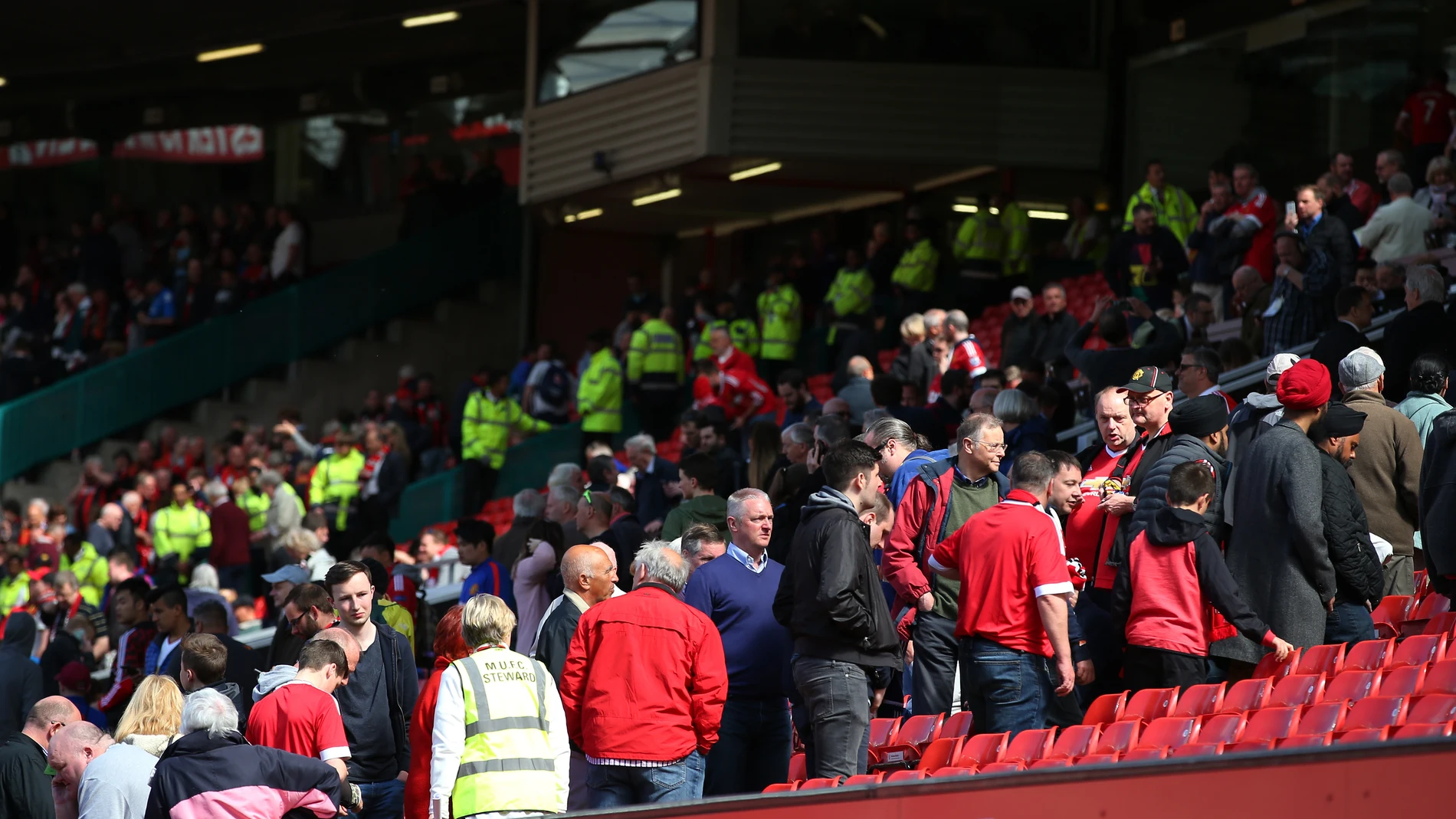 Los aficionados de Old Trafford desalojan el estadio Los aficionados de Old Trafford desalojan el estadio
