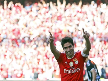 Gaitán celebra un gol con el Benfica