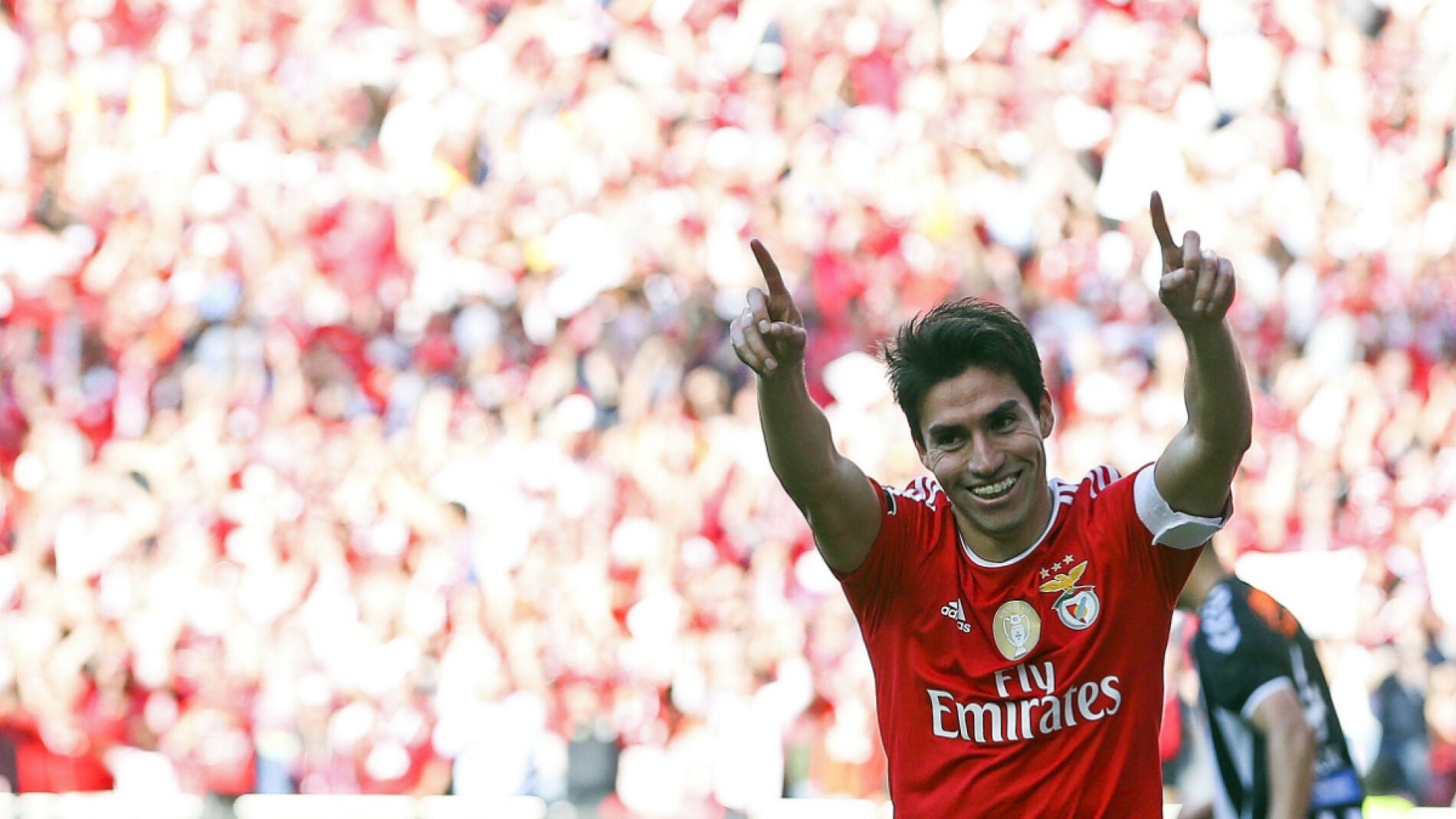 Gait&aacute;n celebra un gol con el Benfica