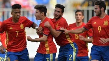 Los jugadores de España sub-17 celebran el gol