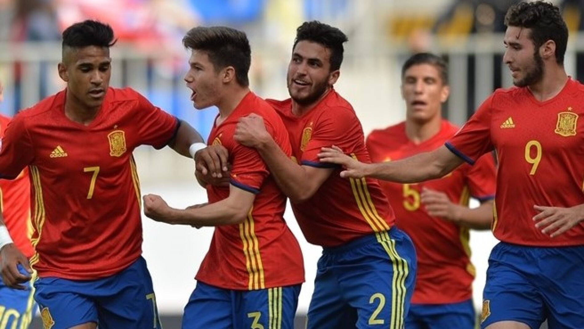 Los jugadores de Espa&ntilde;a sub-17 celebran el gol
