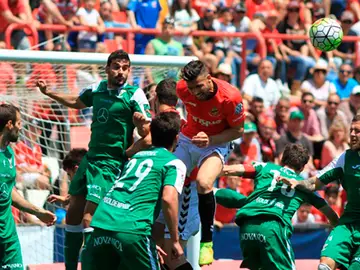 Los jugadores del Leganés y el Nàstic disputan el esférico Los jugadores del Leganés y el Nàstic disputan el esférico