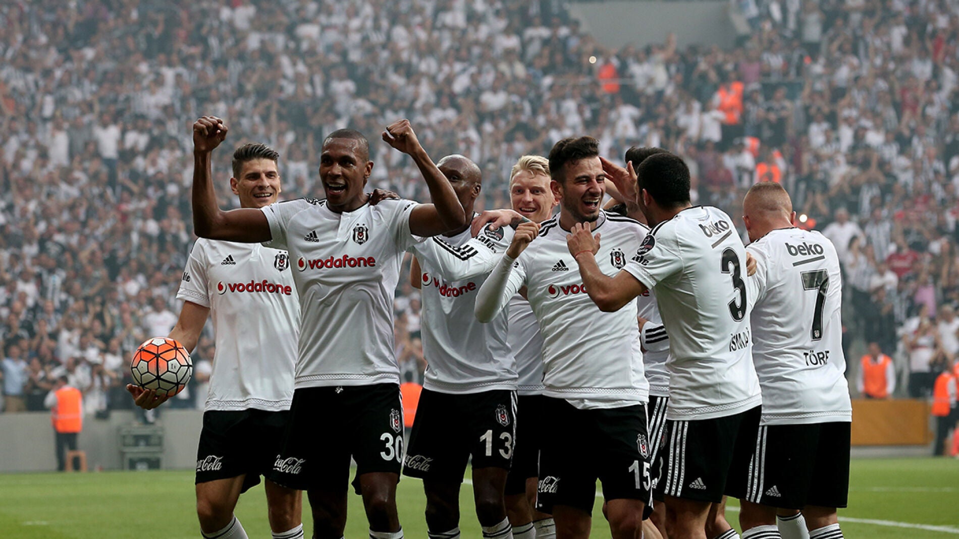 El Besiktas celebra el t&iacute;tulo liguero