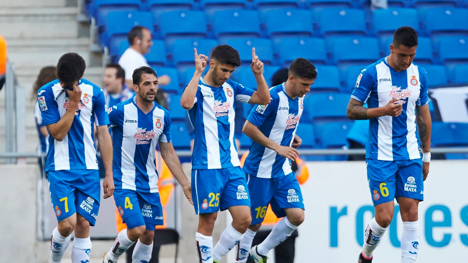 El Espanyol festeja la victoria El Espanyol festeja la victoria