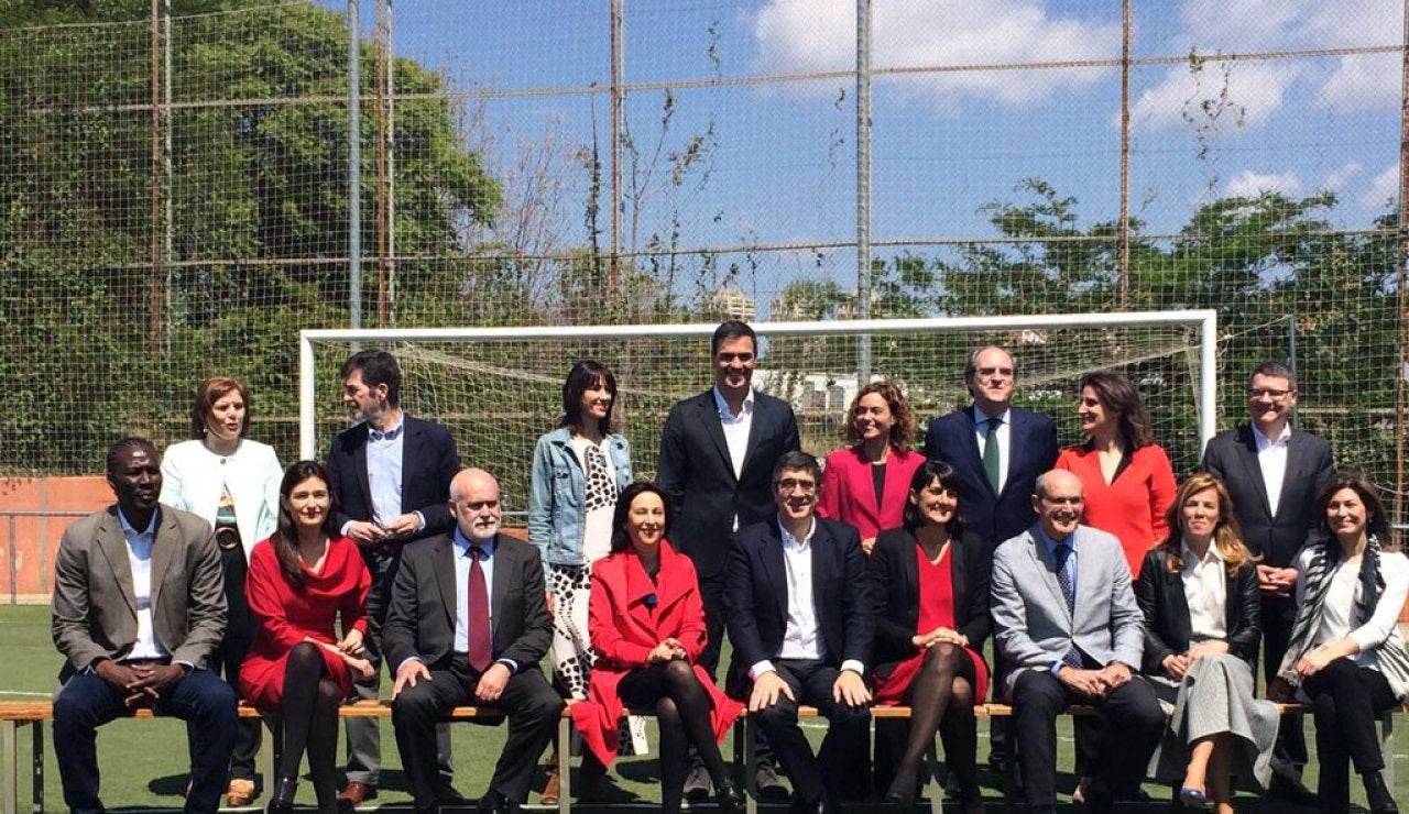 Pedro Sánchez, junto al equipo que gobernará si llega a La Moncloa Pedro Sánchez, junto al equipo que gobernará si llega a La Moncloa