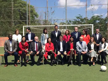 Pedro Sánchez, junto al equipo que gobernará si llega a La Moncloa Pedro Sánchez, junto al equipo que gobernará si llega a La Moncloa