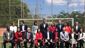 Pedro Sánchez, junto al equipo que gobernará si llega a La Moncloa