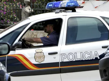 Imagen de archivo de un coche de la Policía con dos agentes Imagen de archivo de un coche de la Policía con dos agentes