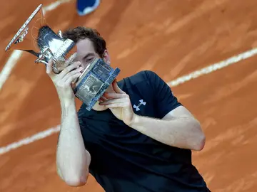 Andy Murray besa el trofeo de Roma Andy Murray besa el trofeo de Roma