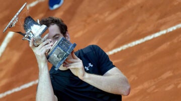 Andy Murray besa el trofeo de Roma