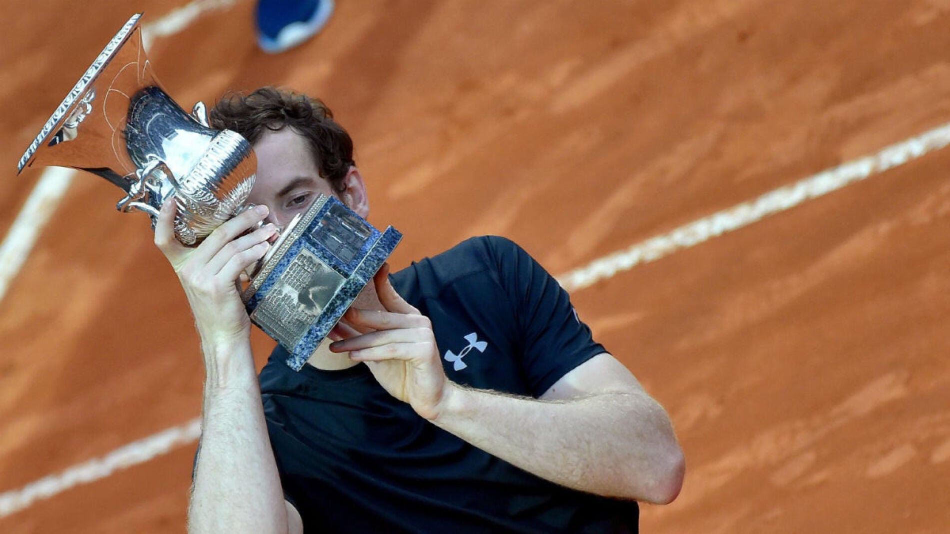 Andy Murray besa el trofeo de Roma
