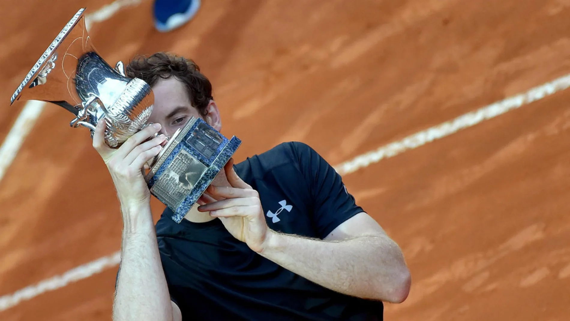Andy Murray besa el trofeo de Roma Andy Murray besa el trofeo de Roma